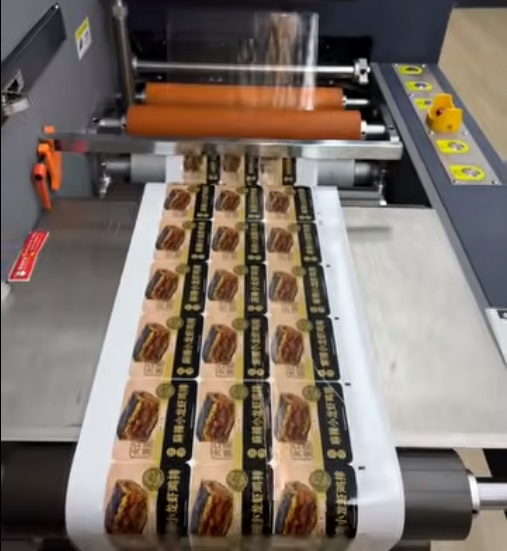 A Xinsen Packaging Upgrade Digital Label Workshop, amely lehetővé teszi a rugalmas High Mix gyártást teljes folyamatú minőségellenőrzéssel